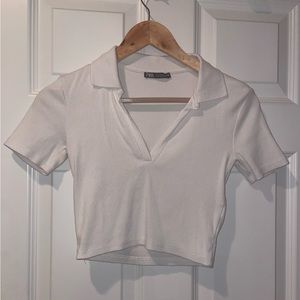 Short sleeved cropped white polo Zara top with collar. Size small